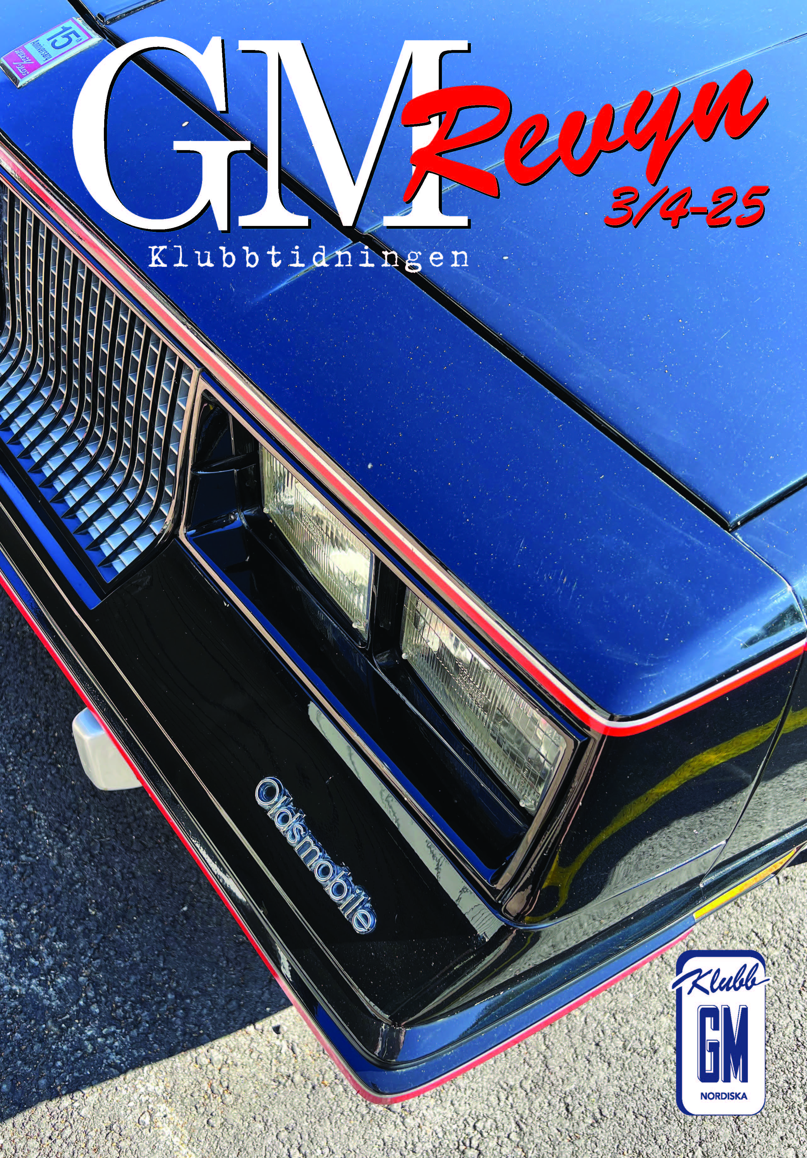 Omslaget av Klubbtidningen GM-Revyn 3 och 4-25 visar en front av en svart Oldsmobile från 1983, jubileumsmodellen Hurst/Olds 15 Years